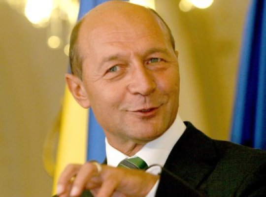 Băsescu nu se întoarce la Cotroceni, mai aşteaptă